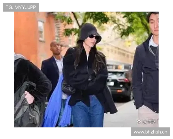 德约这次居然穿着普通球鞋登场？还是我眼花了？